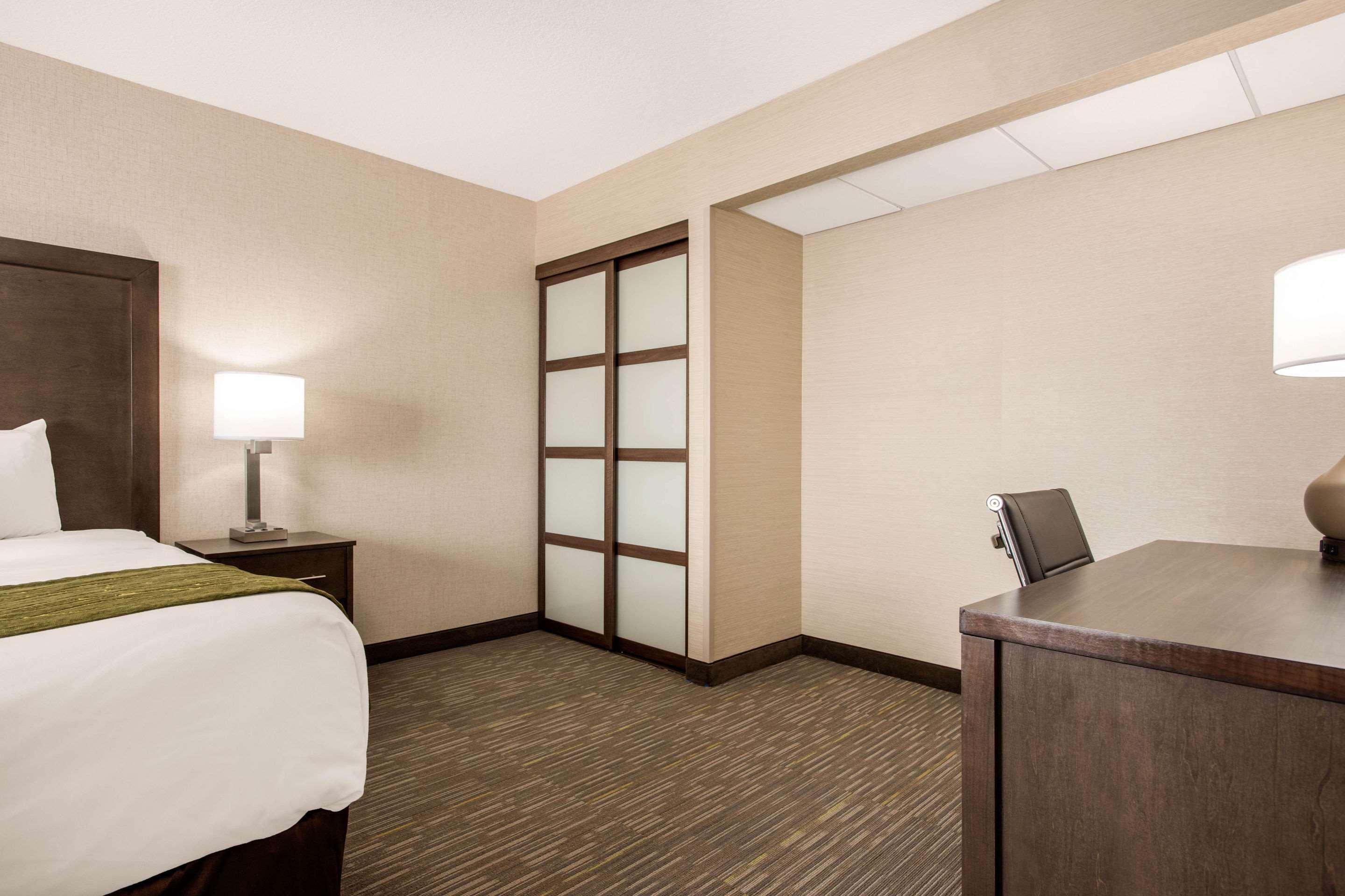 Comfort Inn & Suites Red Deer Exterior foto